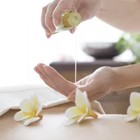 Massage à l'huile aromatisée